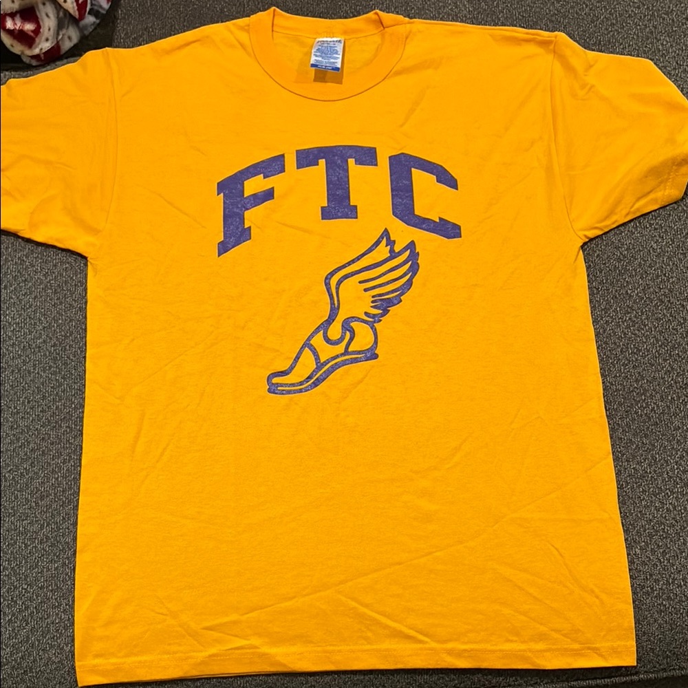 Russell Athletic Men’s medium yellow graphic T-shirt nublend cotton blend